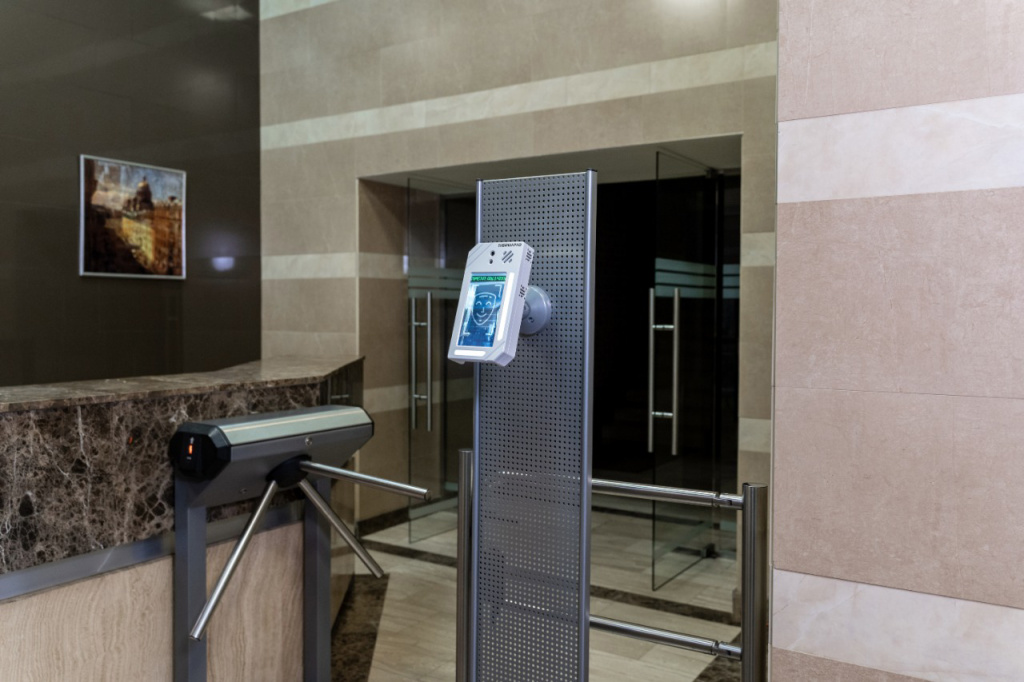 Система учета рабочего времени по распознаванию лиц и карте на базе контроллера ZKTeco на 1 точку доступа через турникет Система учета рабочего времени по распознаванию лиц и карте на базе контроллера ZKTeco на 1 точку доступа через турникет