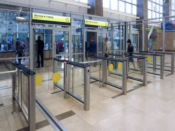 Турникет распашной двухпроходной PERCo ST-11M «Скоростной проход» со считывателями, крышками из искусственного камня и створками 300 мм