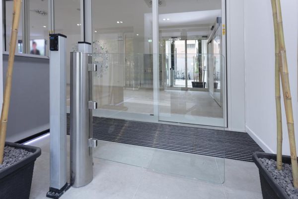 Моторизованная калитка Magnetic mSwing с стеклянной створкой 994x1000 мм