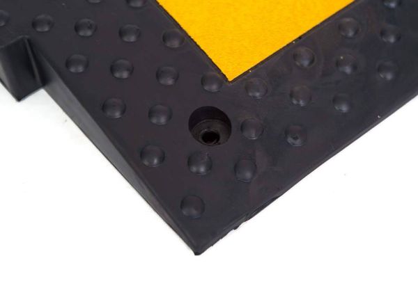 Искусственная дорожная неровность ИДН-500 с усиленным креплением (центральный элемент) Искусственная дорожная неровность ИДН-500 с усиленным креплением (центральный элемент)