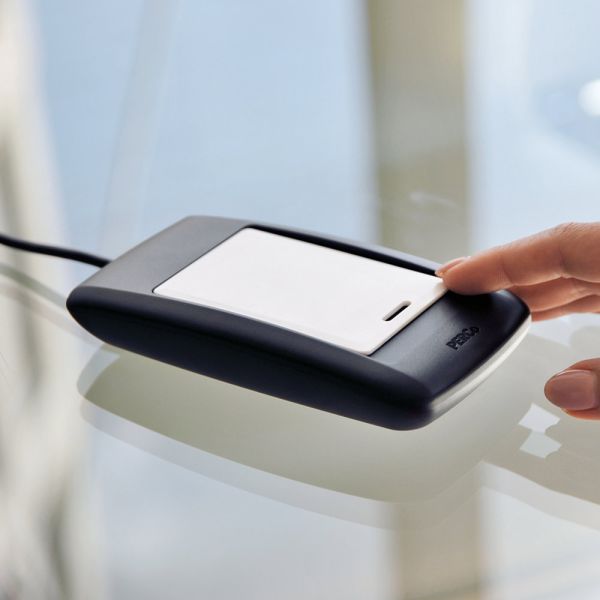 Настольный контрольный считыватель PERCo IR15.3 карт EMM/HID