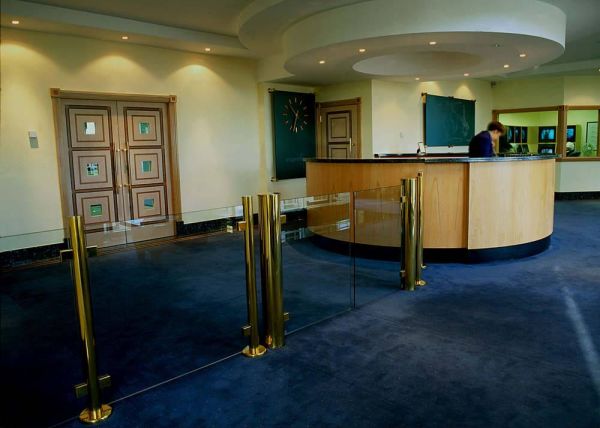 Роторный турникет Gunnebo GlasStile S со створкой