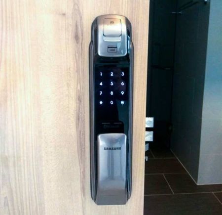 Электронный замок биометрический Samsung SHP-DP728AK/VK с bluetooth (одноригельная врезная часть)