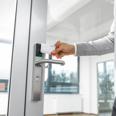 Электронный замок dormakaba c-lever pro (белый, узкий, offline, 92 мм, левый, ручки HL, шток 9 мм) Электронный замок dormakaba c-lever pro (белый, узкий, offline, 92 мм, левый, ручки HL, шток 9 мм)