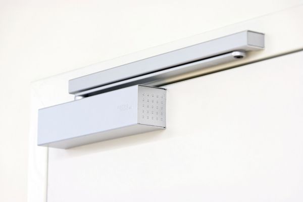Доводчик дверной dormakaba TS93 G BC+DC EN 5-7, серый, по технологии Cam Action