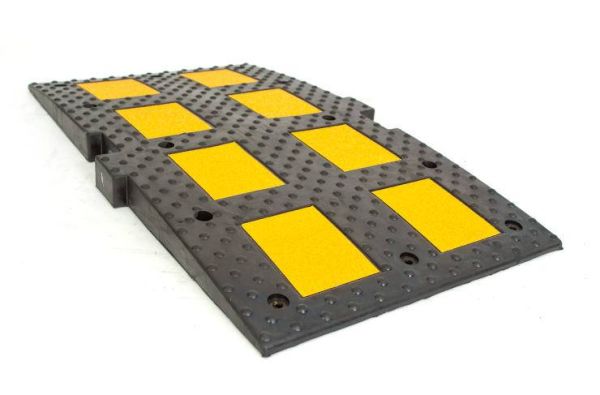 Искусственная дорожная неровность ИДН-900-1 с усиленным креплением (центральный элемент) Искусственная дорожная неровность ИДН-900-1 с усиленным креплением (центральный элемент)