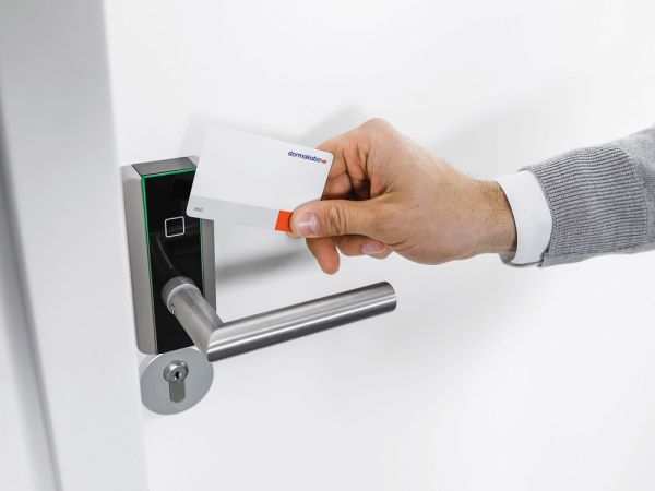 Электронный замок dormakaba c-lever compact (черный, offline, 72 мм, левый, ручки HN, шток 8 мм)