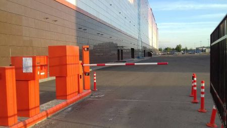 Шлагбаум автоматический скоростной Фантом Спринт S3000 с круглой стрелой 3 м и системой откидывания