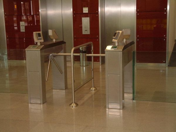 Трехштанговый тумбовый турникет-трипод Gotschlich Modul Cross 3-Arm