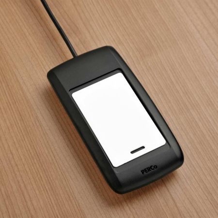 Настольный контрольный считыватель PERCo IR15.9 карт EMM/HID/MIFARE