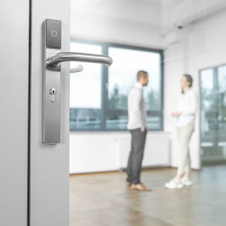 Электронный замок dormakaba c-lever pro (белый, узкий, offline, 92 мм, левый, ручки HL, шток 9 мм) Электронный замок dormakaba c-lever pro (белый, узкий, offline, 92 мм, левый, ручки HL, шток 9 мм)