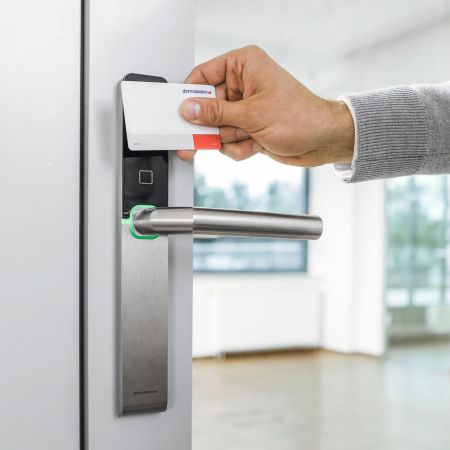 Электронный замок dormakaba c-lever air (черный, узкий, offline, 92 мм, левый, ручки OGRO8116V, шток 8 мм)