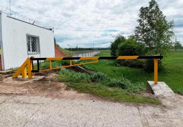 Противотаранный шлагбаум ПШГ-СБ (Л) 6000 горизонтальный, электромеханический, 3,5 тонны